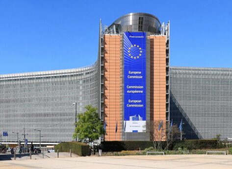 Crisi del diesel, Bruxelles valuta i rischi anche per la mobilità militare e apre il confronto con le raffinerie